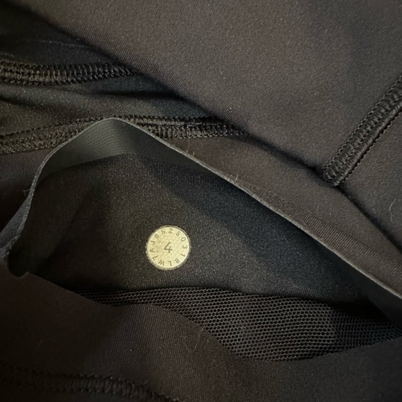 Lululemon x Barry’s bootcamp in movement shorts size 4 - Picture 6 of 6